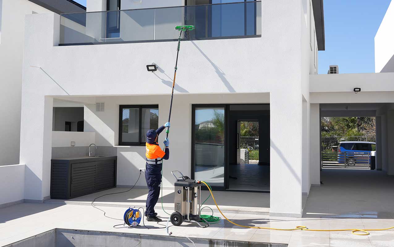 keeply employee cleaning the glass with the RO water machine