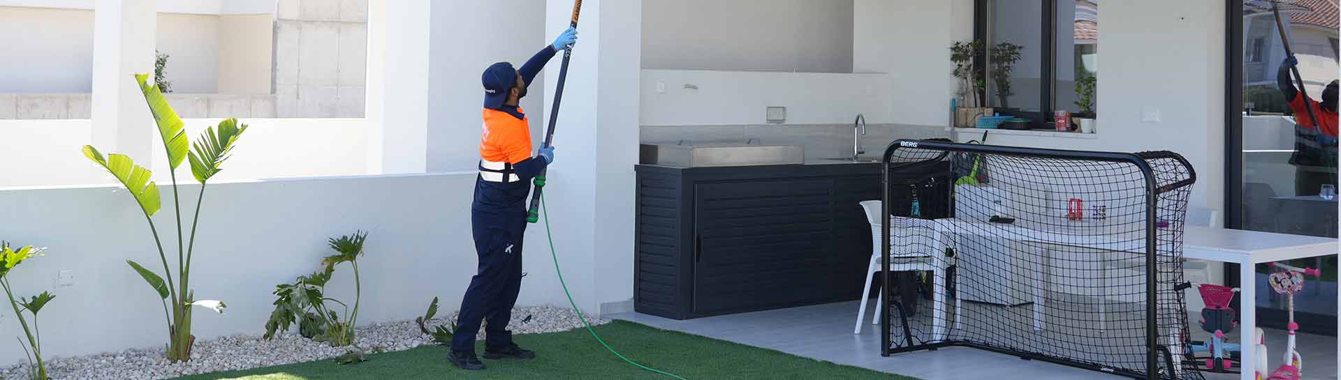 Weekly cleaning service including professional glass cleaning by a keeply employee.